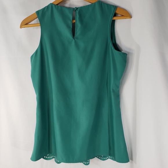 Banana Republic NWOT Green Perforated Front Hem Button Back Neck Top Size Small - Picture 4 of 7